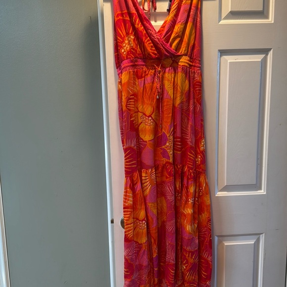 Cute Hawaiian vibe dress in bright colorful pattern. - Picture 1 of 4